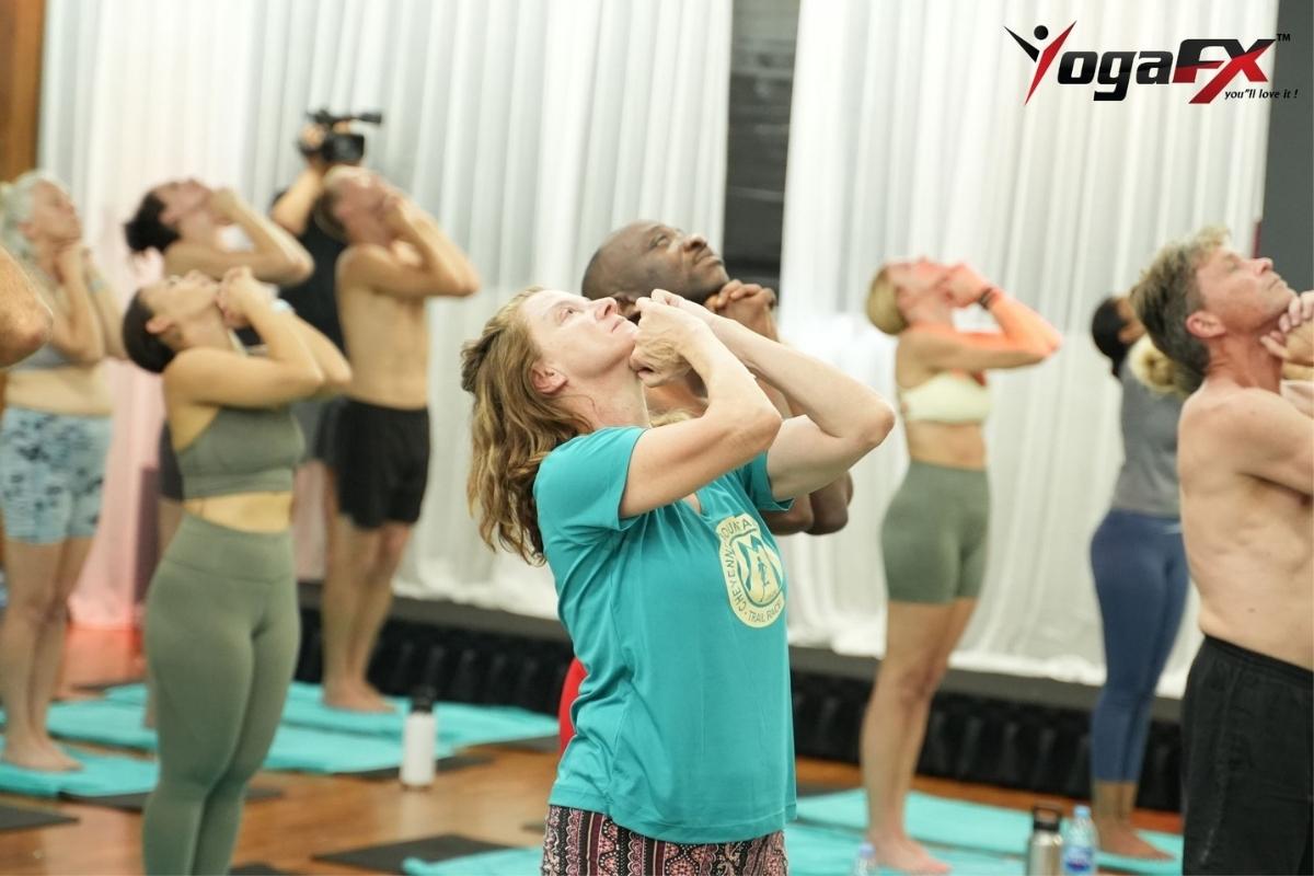 A light, easily digestible meal eaten 2 to 3 hours before a hot yoga class